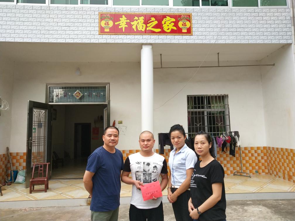 真情暖人心，集團(tuán)領(lǐng)導(dǎo)探望生病職工